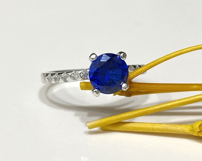 Vintage Sterling Silver Blue Sapphire & White Topaz Ring.