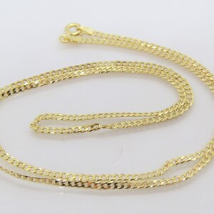 Könnte beinhalten: Eine goldene Kettenkette mit einem Curb-Link-Design. Die Kette ist etwa 50 cm lang.