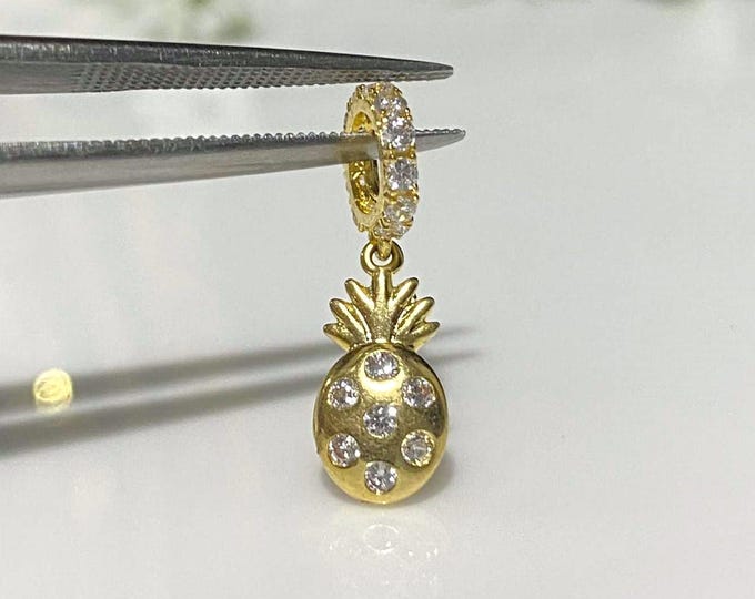 Vintage 15K 610 Solid Yellow Gold White Topaz Pineapple Charm Pendant.