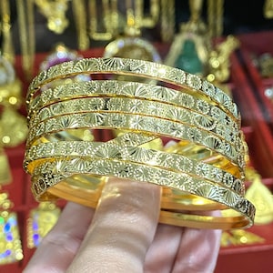 18k Yellow Gold 7 Pieces Set Bangle Diamond Cut. 56.5mm, Vintage Bangle.