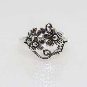 Vintage Sterling Silver Flower Leaf Ring Size 7