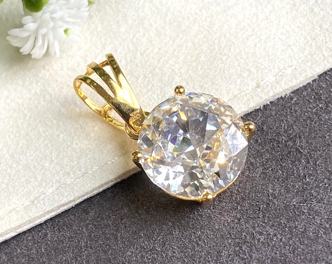 Vintage 15K 610 Solid Gold Round cut White Topaz Pendant.