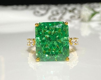 Vintage 15K 610 Solid Gold Emerald & White Topaz Ring Size 8