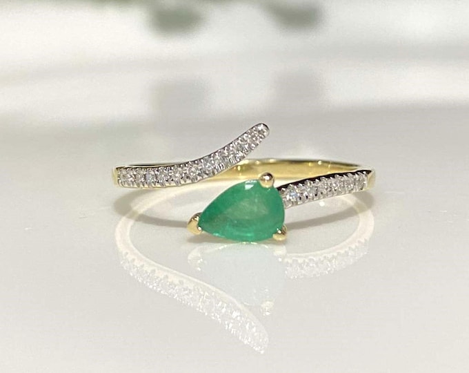 Vintage 14K Solid Yellow Gold Natural Pear cut Emerald & Diamond Ring Size 6.5