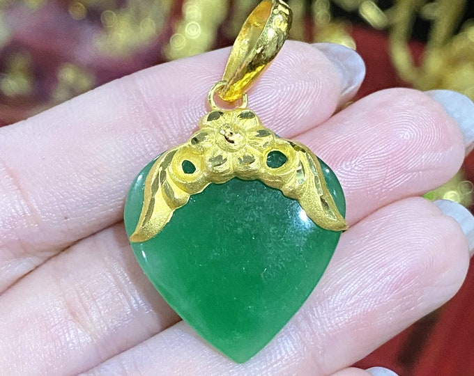 Vintage 24K 980 Solid Gold Apple Green Jadeite Jade Heart Pendant