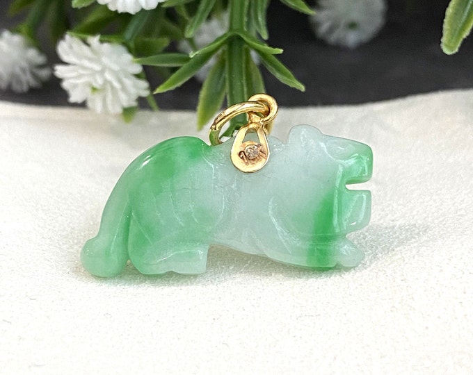 Vintage 18K Solid Yellow Gold Green, White Jadeite Jade Tiger Pendant