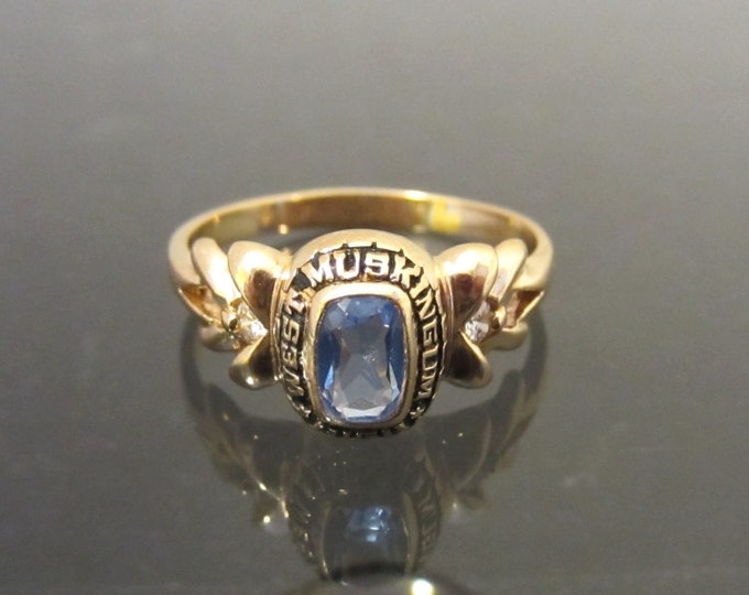 Vintage 14K Solid Yellow Gold Natural Aquamarine & Diamond Class Ring Size 7.25