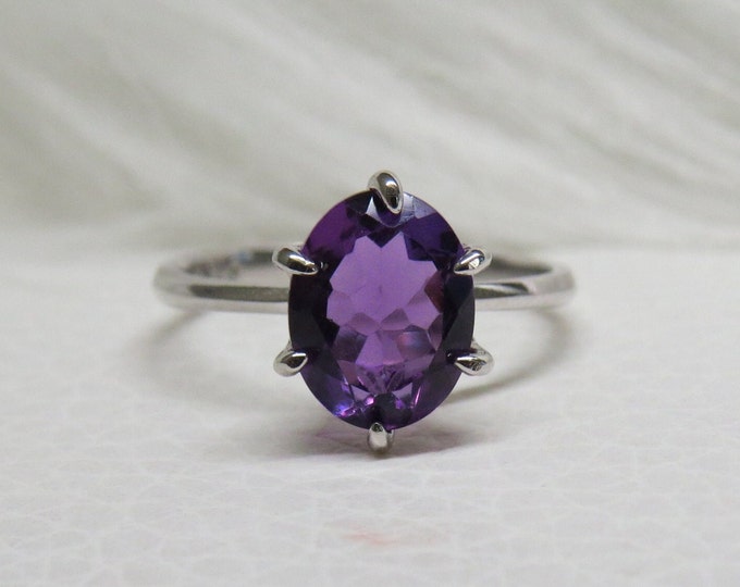 Vintage Sterling Silver Oval Amethyst Ring.