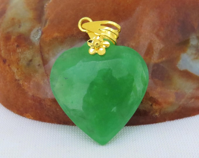 Vintage 24K 980 Solid Gold Apple Green Jadeite Jade Heart Pendant
