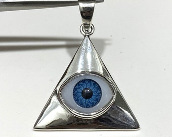 Colgante de plata de ley con mal de ojo azul.