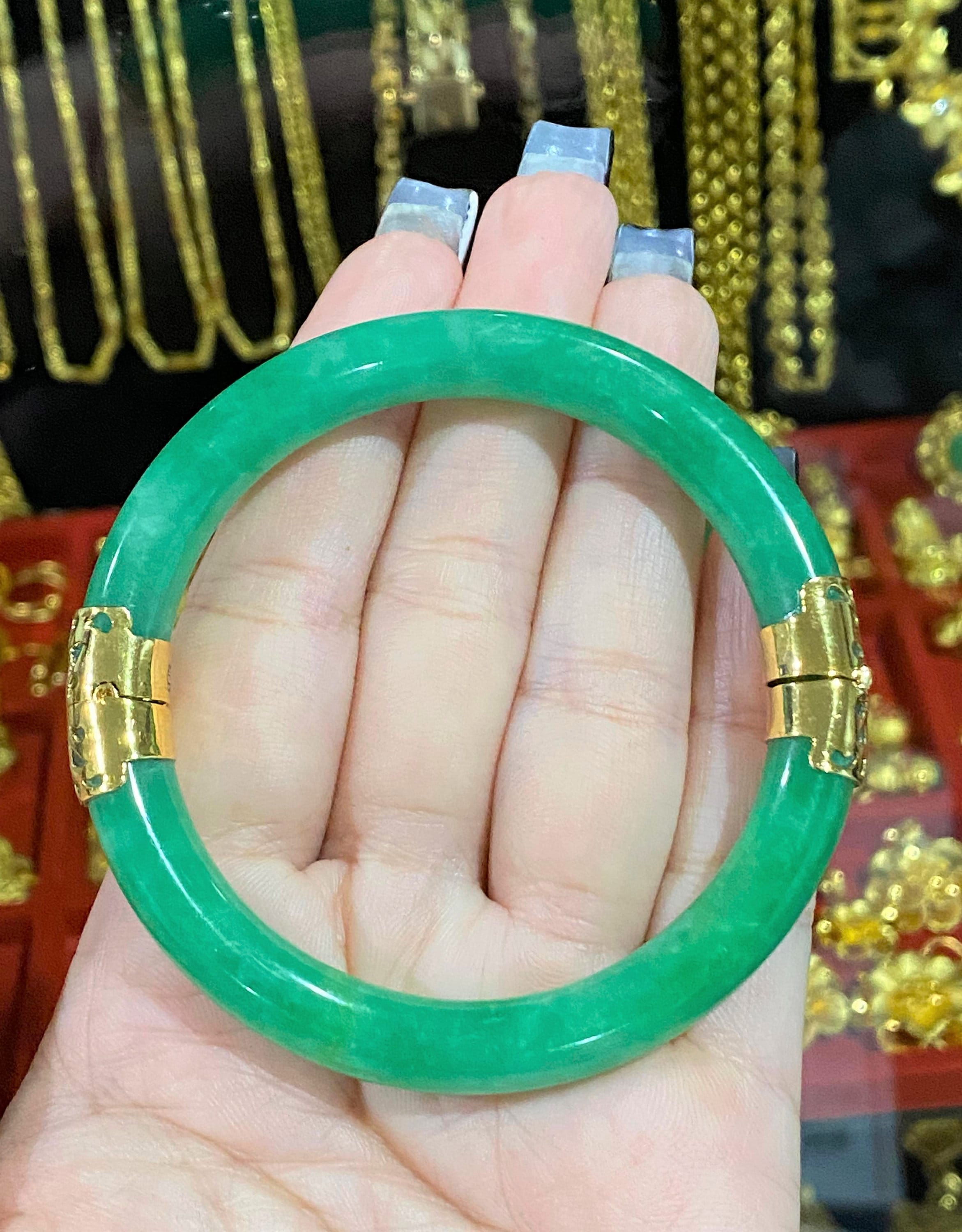 Vintage 18K Solid Gold Green Jadeite Jade Hinged Bangle Bracelet