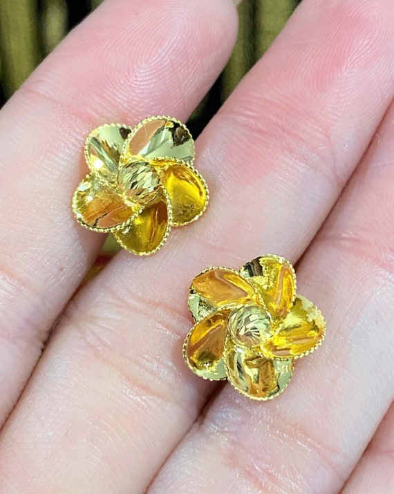 610 15K Solid Yellow Gold Diamond cut Flower Vinta