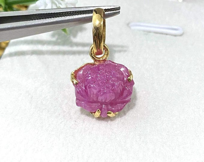 Vintage 14K Solid Yellow Gold 5.0ct Natural Ruby Carved Flower Pendant.