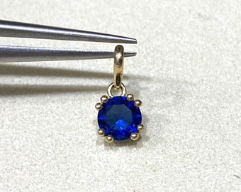 Vintage 14K Solid Yellow Gold Round cut Blue Sapphire Pendant.