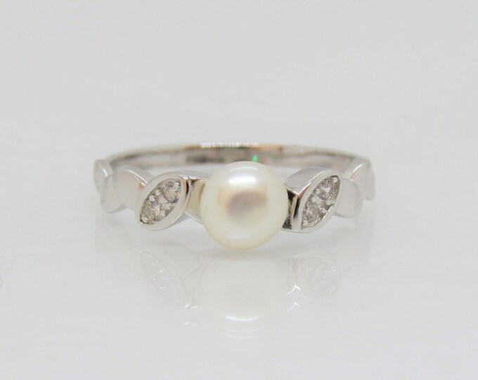 Vintage Sterling Silver White Pearl & White Topaz Ring Size 7