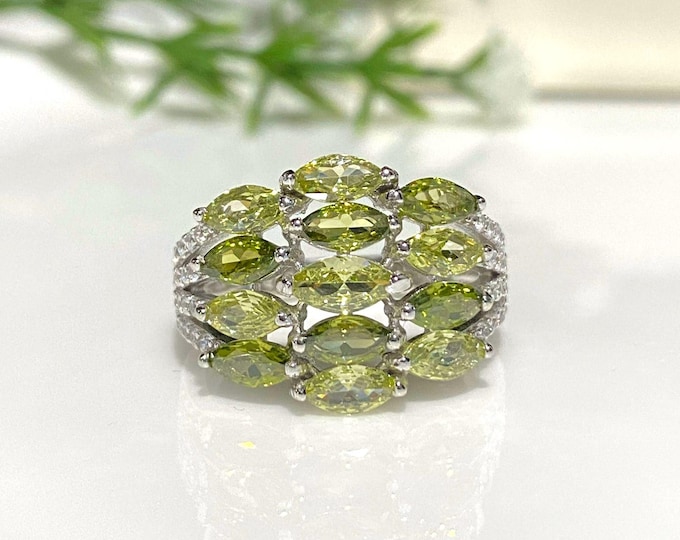 Vintage Sterling Silver Peridot & White Topaz Ring Size 8