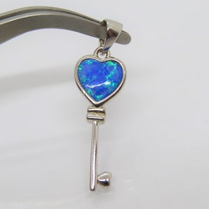 Colgante de llave de corazón de ópalo azul de plata esterlina vintage
