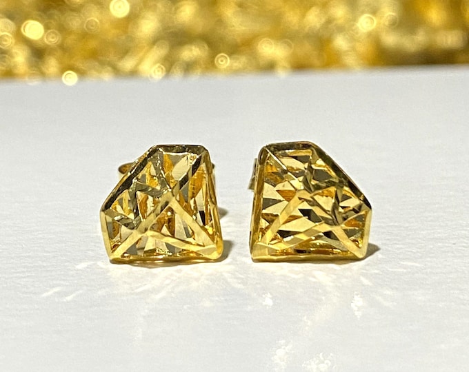 Vintage 15K Solid Yellow Gold Diamond Shape Earrings.
