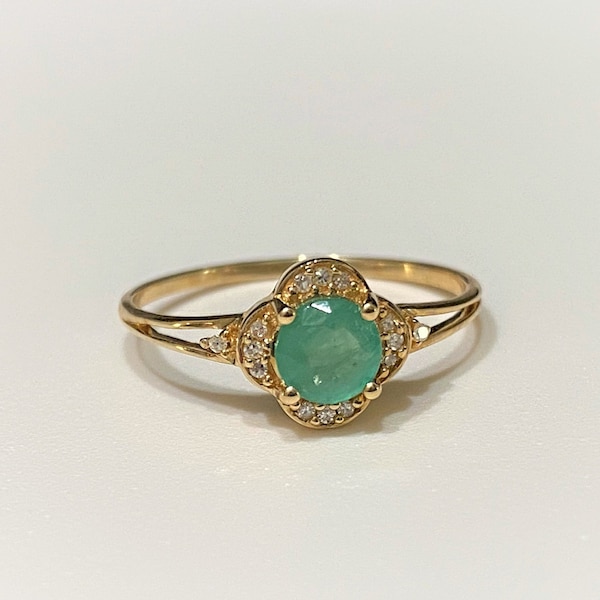 Vintage 14K Solid Yellow Gold Natural Emerald & Diamond Flower Thin Band Ring Size 7