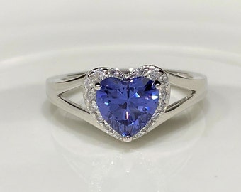 Anillo vintage de plata de ley con corazón de tanzanita y topacio blanco.