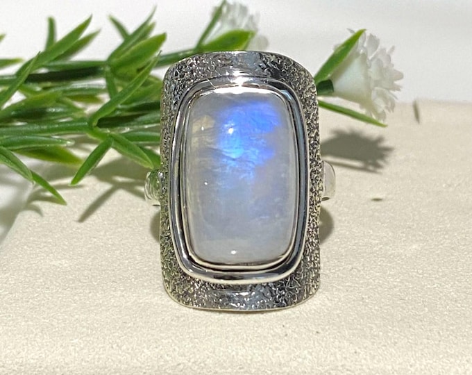 Vintage Sterling Silver Natural Moonstone Ring.