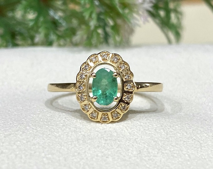 Vintage 14K Solid Yellow Gold Natural Oval Emerald & Diamond Halo Ring Size 7