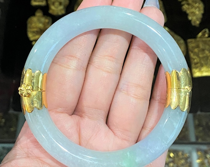 Vintage 18K Solid Yellow Gold Translucent Light Green Green, White Jadeite Jade Hinged Bangle Bracelet 54MM