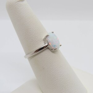 Peut inclure: Une bague en argent avec une opale ovale blanche.