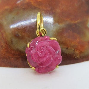 Vintage 18K Solid Gold Natural Ruby Carved Flower Rose Pendant