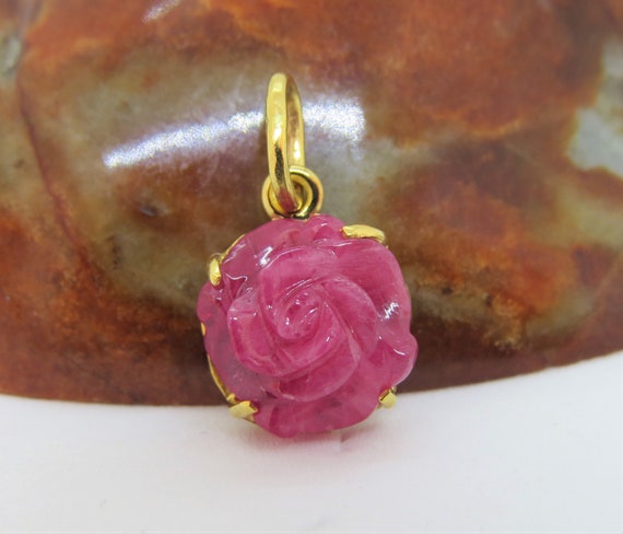 Vintage 18K Solid Gold Natural Ruby Carved Flower… - image 1