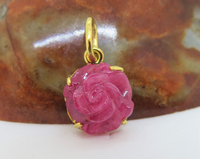 Vintage 18K Solid Gold Natural Ruby Carved Flower Rose Pendant