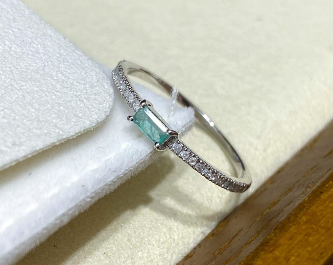 Vintage 14K Solid White Gold Natural Emerald & Diamond Thin Band Ring Size 7