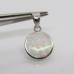 Pendentif à breloque ronde en argent sterling avec opale blanche