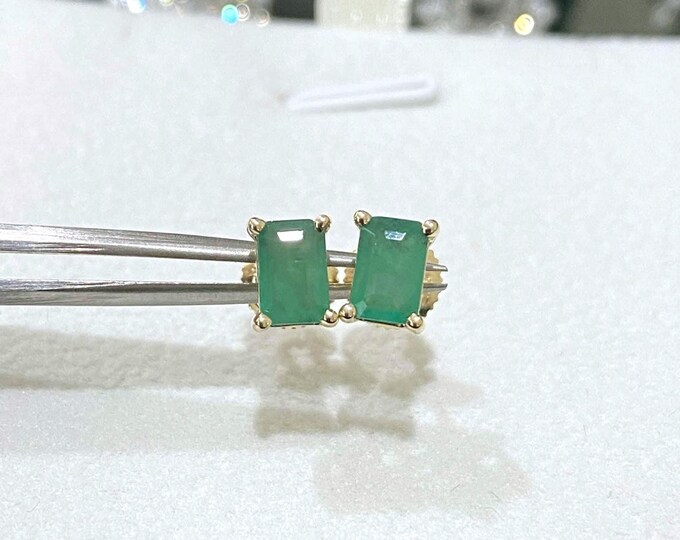 Vintage 14K Solid Yellow Gold 1.09ct Genuine Zambian Emerald Screw Back Earrings.