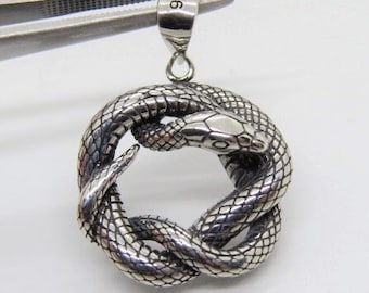 Colgante de serpiente de plata de ley vintage.