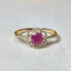 Vintage 14K Solid Yellow Gold Natural Ruby & Diamond Flower Thin Band Ring Size 7