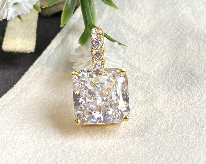 Vintage 15K 610 Solid Gold White Topaz Pendant.