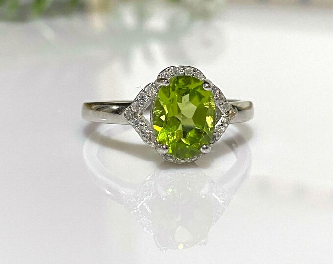 Vintage Sterling Silver Natural Oval cut Peridot & White Topaz Ring Size 8