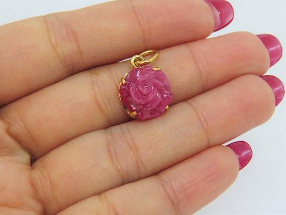 Vintage 18K Solid Gold Natural Ruby Carved Flower… - image 4