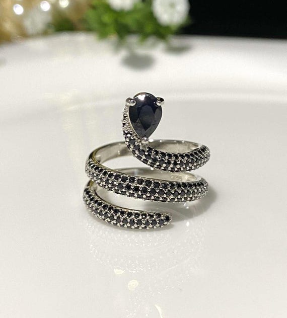 Anillo de serpiente con zafiro negro natural en plata de ley