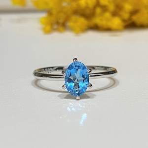 Vintage Sterling Silver Blue Topaz Ring.
