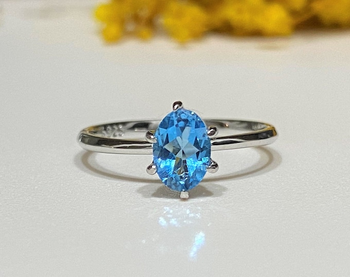 Vintage Sterling Silver Blue Topaz Ring.