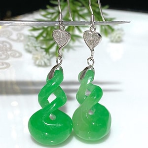 Brincos pendentes vintage de prata esterlina e jade verde torcido