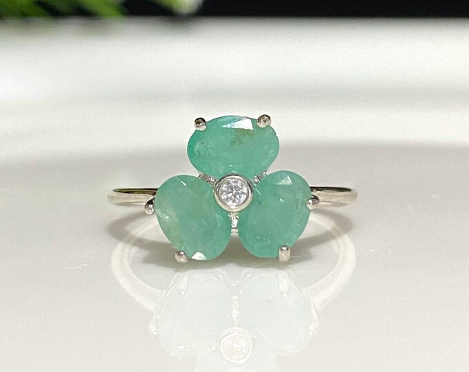 Vintage Sterling Silver Natural Oval Emerald & White Topaz Ring Size 8