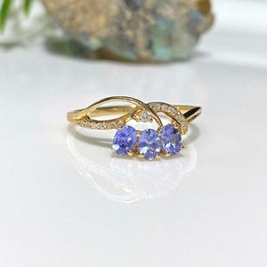 Vintage 14K Solid Yellow Gold Natural Tanzanite & Diamond Ring Size 7