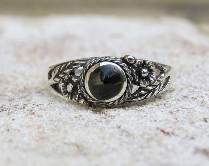 Vintage Sterling Silver Natural Black Onyx Leaf Ring.