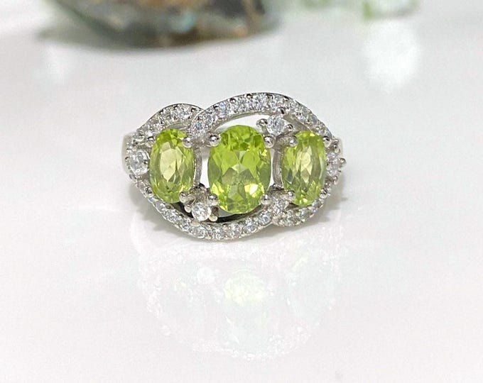 Vintage Sterling Silver Natural Peridot & White Topaz Ring Size 6