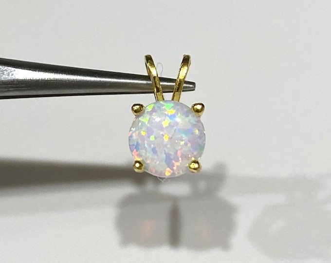 Vintage 18K Solid Yellow Gold Round cut White Opal Pendant.
