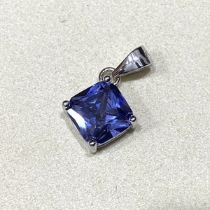 Colgante de tanzanita de talla princesa en plata de ley de 8 mm