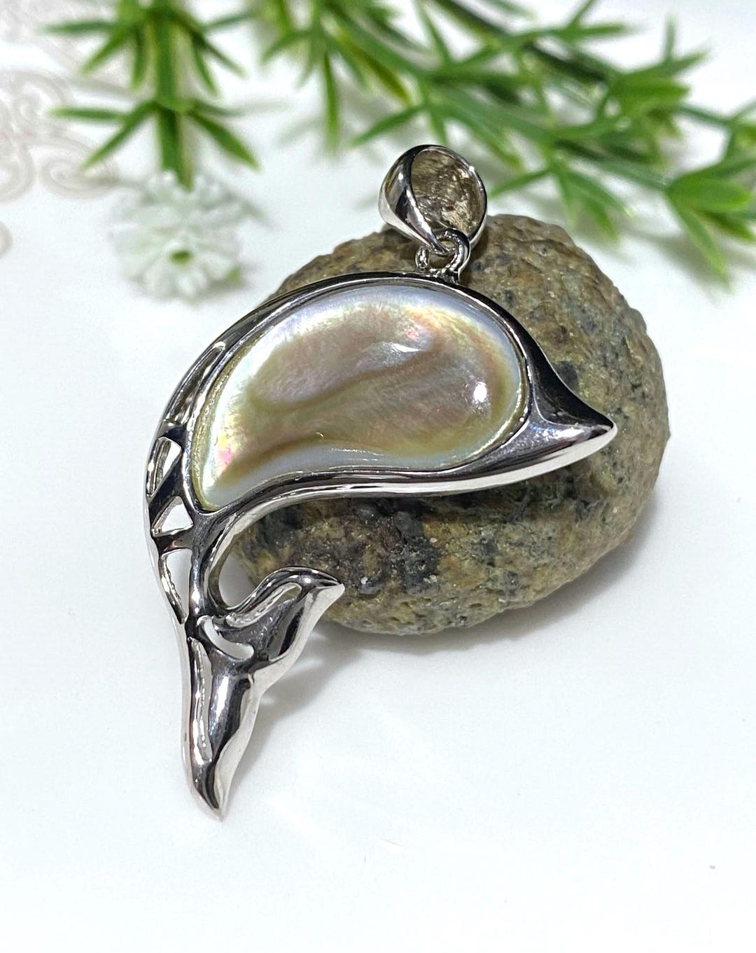 Pendentif Vintage Dauphin En Nacre - Chaîne Métal - Bon état - Longueur 2 Cm
